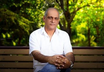 نادر فلاح با نمایش «رقص پا» همراه شد