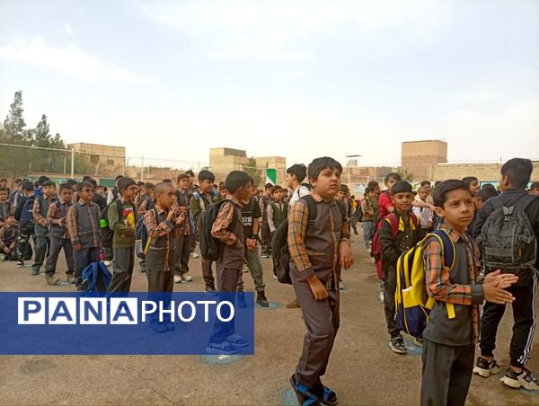 آغاز بازگشایی مدارس و شور و حال دانش آموزان دبستان شهید پسندیده فدافن در نخستین روز پاییز