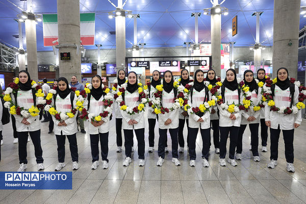 بازگشت طلایی‌پوشان بلندقامت دانش‌آموز ایران با کاپ قهرمانی
