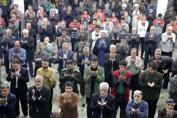 حضور دانش‌آموزان دبیرستان شاهد شهید زیوری پایدار در نماز جمعه اسدآباد 