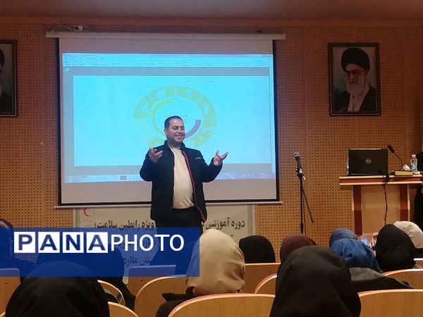 برگزاری دوره تربیت مربی پایه داوطلبی ویژه رابطین و مراقبین سلامت مدارس در ملارد