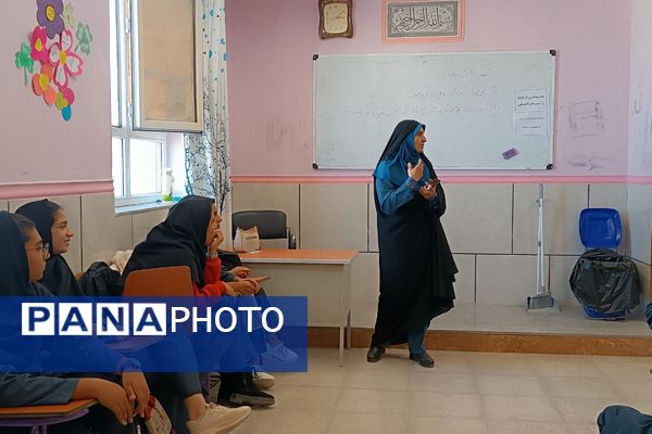 یک روز بدون کیف همراه با آموزش خود مراقبتی در دبیرستان شریعت 