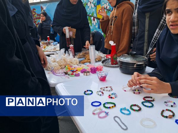 بازارچه دست‌ساخته‌های دانش‌آموزی در دبیرستان بهار آزادی قائمشهر