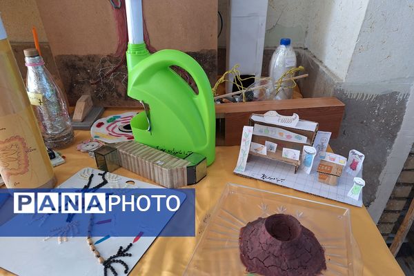 نمایشگاه دست سازه‌های علوم و آزمایشگاه در دبیرستان پویش 