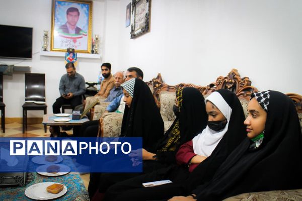 تجلیل دانش‌آموزان بندرعباسی از خانواده شهید در آستانه میلاد حضرت زهرا(س)