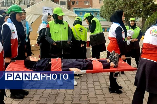 مانور زلزله در دبیرستان شاهد شهید حمامی ناحیه۶ مشهد