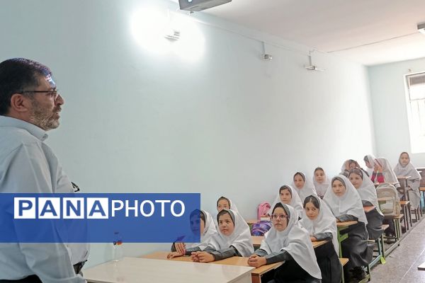 گرامیداشت یاد شهیدان در کلاس‌های دبستان بعثت۲ شهریار