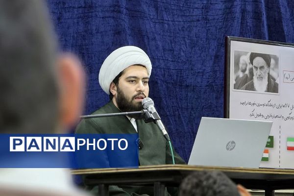 حضور دانش‌آموزان معتکف ناحیه دو شهرری در جلسات بصیرتی