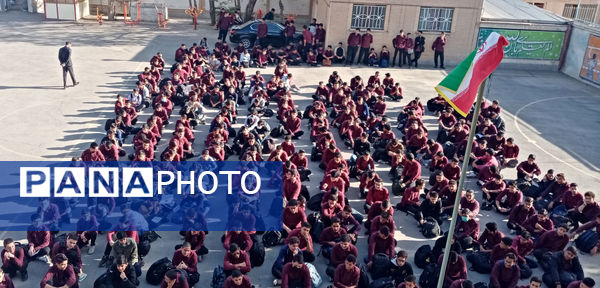 رئیس پلیس فتا کاشمر در مراسم صبحگاه دبیرستان آیت‌الله خامنه‌ای بر هوشیاری در فضای مجازی تأکید کرد