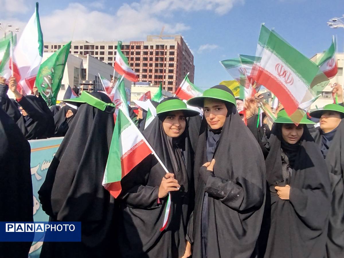 خروش ۱۳ آبان در مشهد؛ دانش‌آموزان، نماد ایستادگی