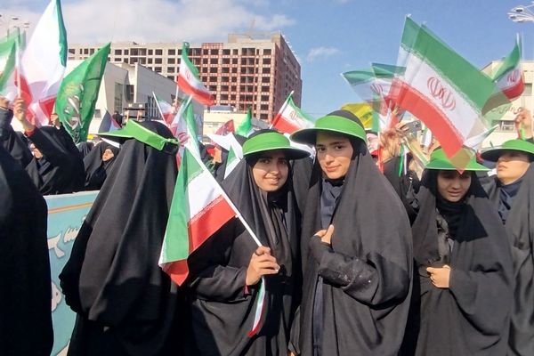 خروش ۱۳ آبان در مشهد؛ دانش‌آموزان، نماد ایستادگی