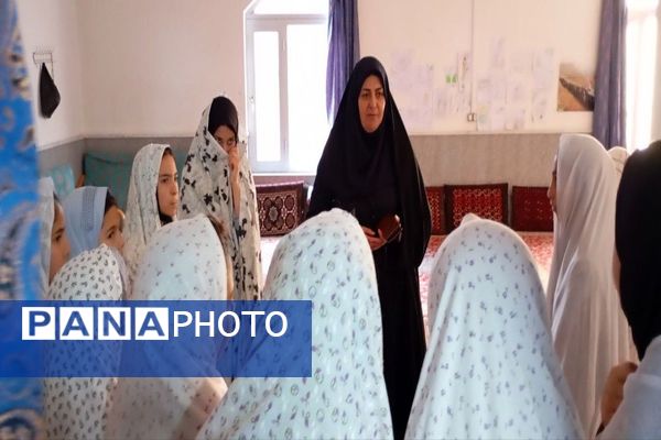 اعتکاف دانش‌آموزی در مسجد جامع شهر بار نیشابور 