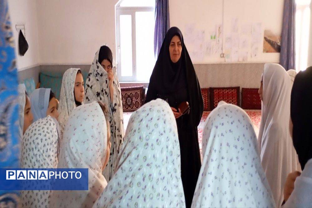 اعتکاف دانش‌آموزی در مسجد جامع شهر بار نیشابور 