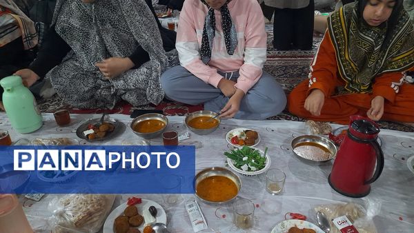 اعتکاف دانش آموزی در مسجد فاطمیه گنبد سبز نیشابور