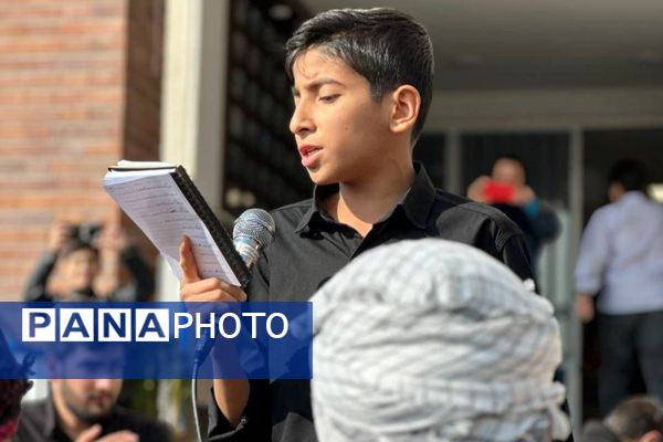  سوگواری نوجوانان برای مادر مهربانی‌ها