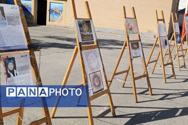برپایی نمایشگاه "مادرم فاطمه" در دبیرستان مهر نیشابور