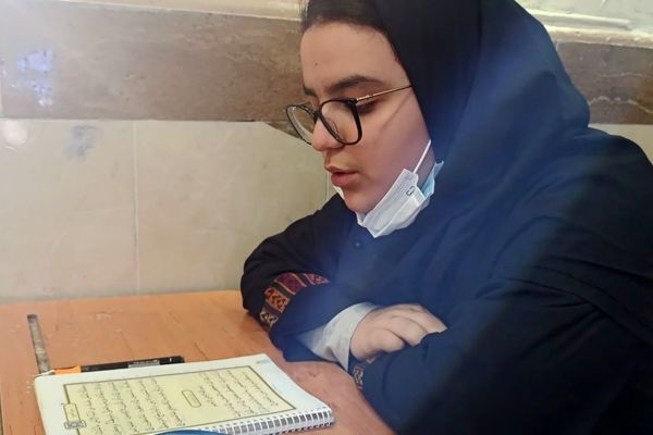 آزمون تلاوت قرآن دانش‌آموزان دبیرستان تیمسار فلاحی ناحیه یک کرج 