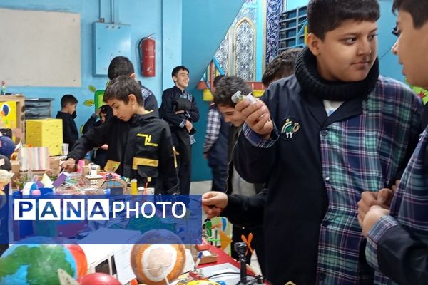 گرامیداشت «هفته پژوهش» در دبستان شهید دکتر چمران ناحیه دو شهرری 