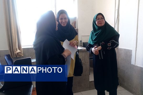 جلسه دیدار معلمان و اولیا در آموزشگاه پویش ناحیه ۳شیراز 