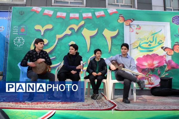 تجلی حضورفرهنگیان و دانش‌آموزان منطقه ۱۰ در جشن انقلاب