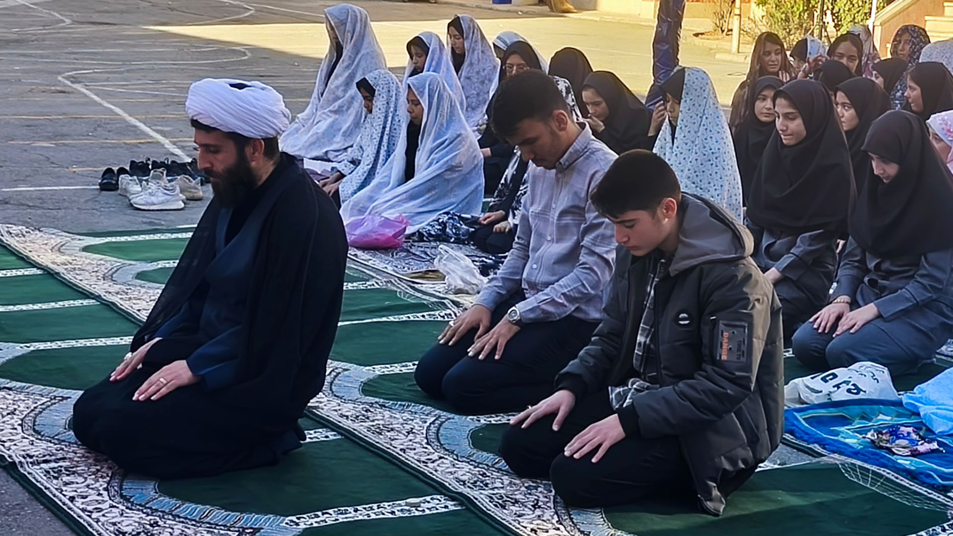 نماز جماعت باران در آموزشگاه شهید فتحی‌پور ناحیه یک شهرستان بهارستان