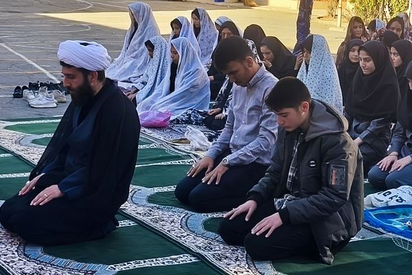 نماز جماعت باران در آموزشگاه شهید فتحی‌پور ناحیه یک شهرستان بهارستان