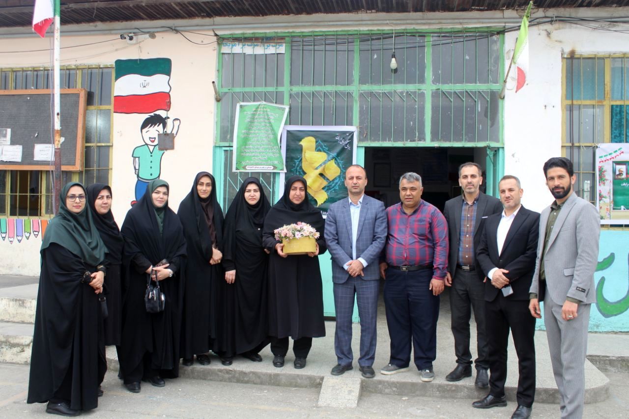 بزرگداشت مقام معلمان در مدارس گلوگاه 