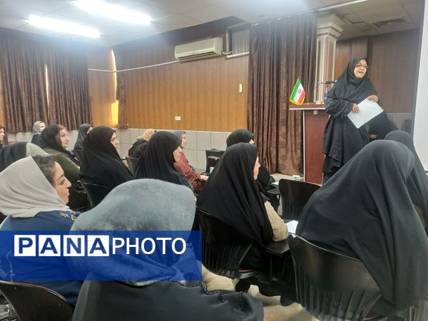 نخستین جلسه انجمن اولیا و مربیان دبیرستان دخترانه ۱۳ آبان در هفته سلامت و روان