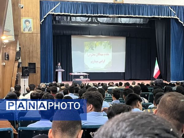 تجلیل از برترین‌های آموزشی و پرورشی دبیرستان نمونه آیت‌الله خامنه‌ای کاشمر