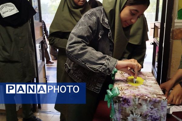 جوانه های دموکراسی در قدس؛شور وهیجان دانش آموزان قدس در انتخابات شورای دانش آموزی