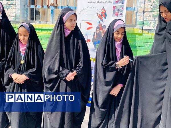 نواختن زنگ جشن نیکوکاری در دبستان زینب قهرمانی مه ولات