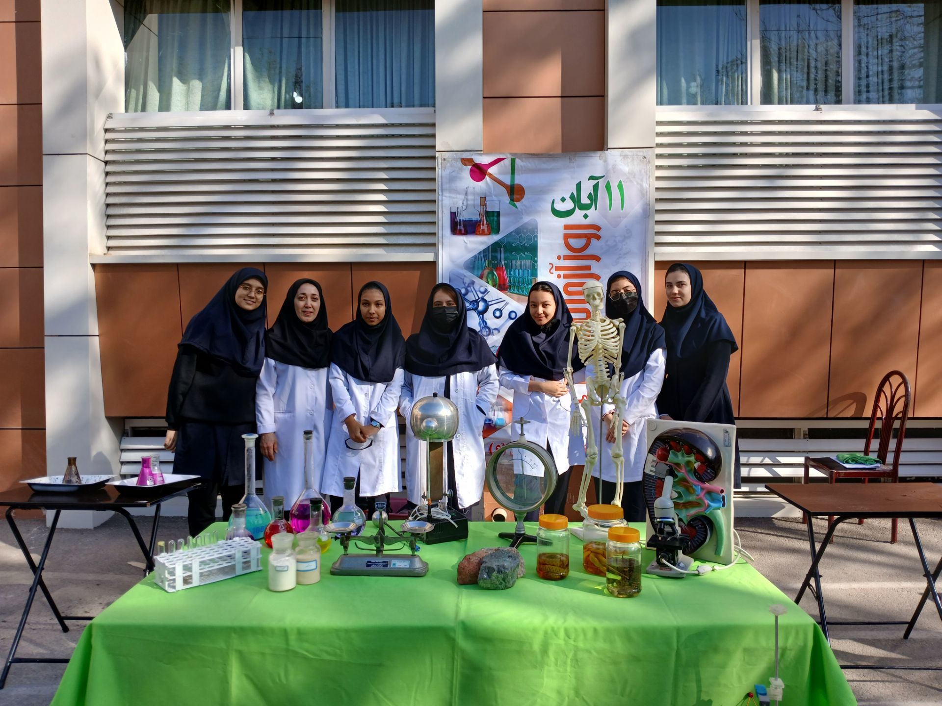 مانور آزمایشگاه در مدرسه امام حسین (ع)