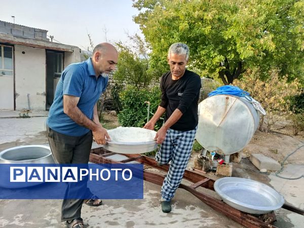 پخت و توزیع نذری در روز تاسوعای حسینی روستای حسن آباد داراب استان فارس