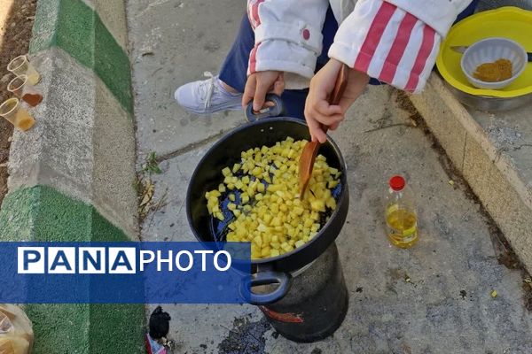 مسابقه آشپزی دانش‌آموزان پیشتاز در مدرسه فرزانگان باشت