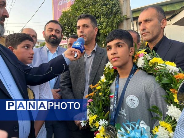 استقبال محمودآبادی‌ها از نایب قهرمان رقابت‌های کشتی نوجوانان جهان