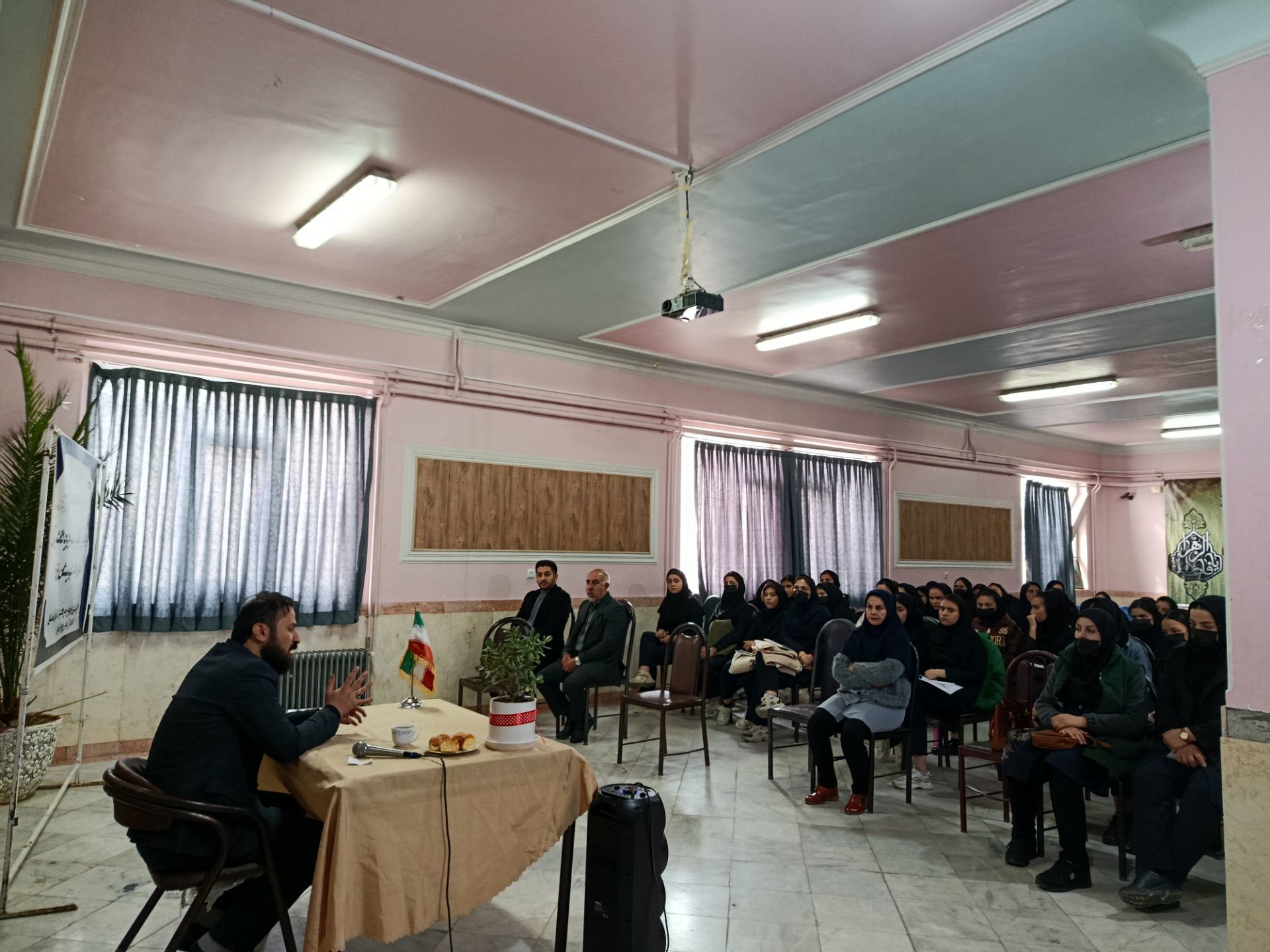 آشنایی نوجوانان با حقوق و تکالیف قانونی، آنان را برای حضور فعال و مسئولانه در جامعه آماده می‌کند