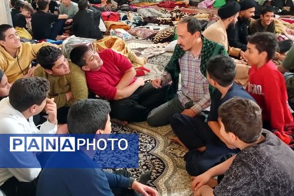  حس و حال معنوی دانش آموزان شرکت کننده در اعتکاف دانش آموزی مسجد مصلی طوقچی اصفهان