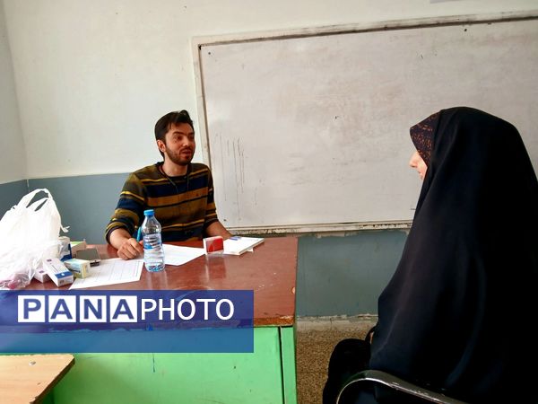 خدمت‌رسانی پزشکان مجرب در قالب «میز خدمت» در مدرسه شهید شهسواری ناحیه 4 کرج 