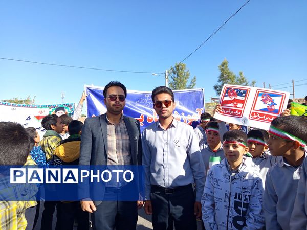 قدم‌های کوچک، ایمان‌های بزرگ؛ حضور باشکوه دانش‌آموزان دبستان برادران ابراهیمی‌نیا در ۱۳ آبان