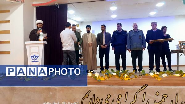 تجلیل از برگزیدگان مسابقات قرآن و عترت بسیج در خلیل آباد