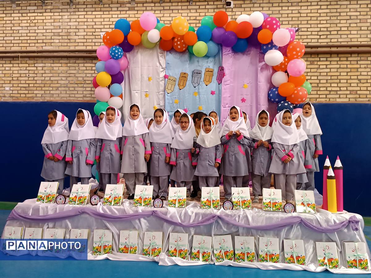 جشن شکوفهها در دبستان زهره براتیان