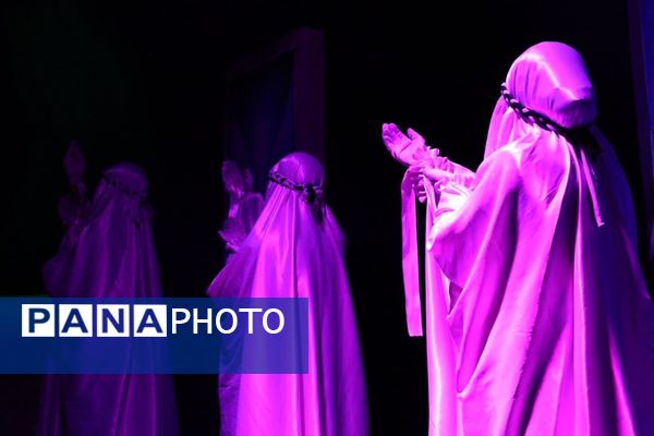 «روایت زمان»؛ هنرنمایی تئاتری در ستایش شهدا روی صحنه فرهنگسرای رازی ورامین