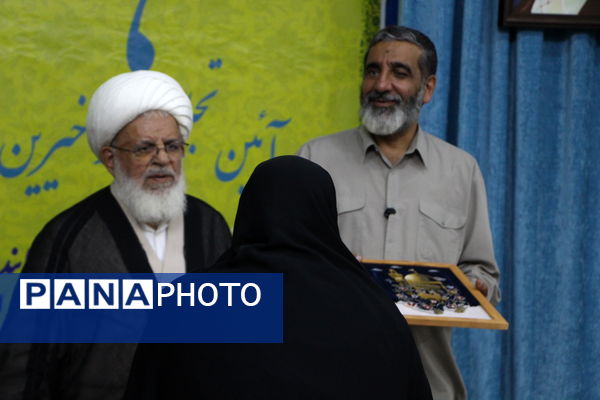 تجلیل از خیرین و فعالان کمک به جبهه مقاومت در دفتر امام جمعه یزد