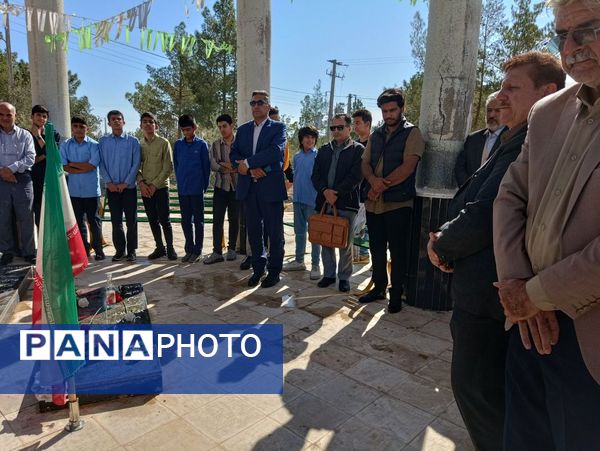 غبارروبی مزار شهدای گمنام دانشگاه آزاد اسلامی واحد کاشمر 
