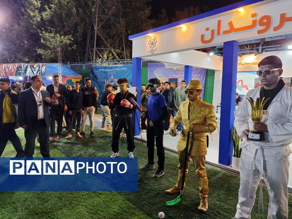 بازدید عضو شورای اسلامی شهر مشهد مقدس از غرفه منطقه ۱۰ شهرداری در بوستان ملت