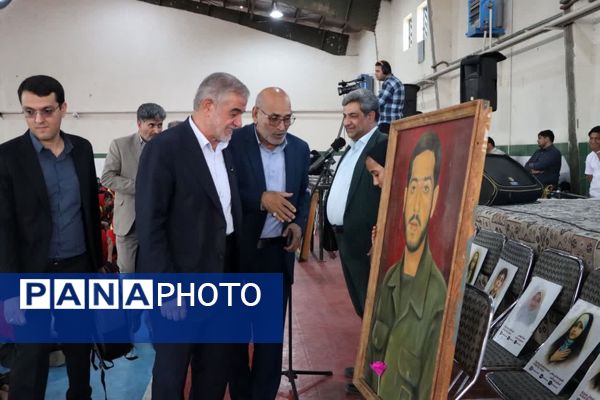 ثبت اثر انگشت هزار دانش‌آموز یزدی پای پرچم ایران