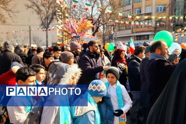 راهپیمایی یوم‌الله ۲۲بهمن با حضور پرشور مردم در استان البرز