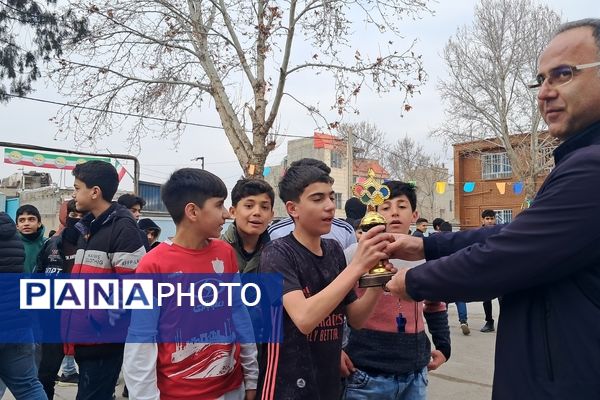 برگزاری مسابقه فوتبال گل کوچک درون مدرسه‌ای به‌مناسبت دهه فجر دبیرستان  پژوهش آشخانه 