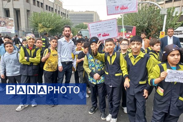 حضور مدیر آموزش و پرورش منطقه ۱۳ در راهپیمایی روز دانش‌آموز 