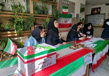 شور و رقابت دانش‌آموزان در انتخابات شورای مدرسه امیرکبیر رزن  